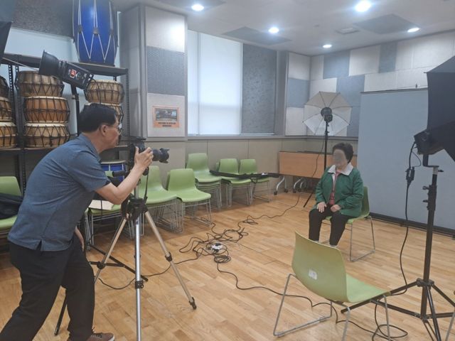 의왕시 사랑채노인복지관은 어버이날을 맞아 노인맞춤돌봄서비스 대상자에 손편지를 전달하고 장수사진촬영을 해 주는 따뜻한 나눔 행사를 개최했다. 사진은 장수사진 촬영 모습. 의왕시 제공