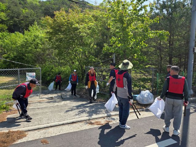 공무원들이 가정의 달 맞아 ‘우리동네 새단장’ 대청소를 하고 있다. 가평군 제공