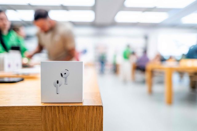 텍사스 오스틴 바튼 크릭 스퀘어 몰 애플 스토어 테이블 위에 에어팟이 전시돼 있다. AFP=연합뉴스