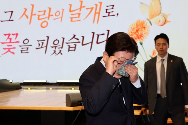 이재명 대통령이 8일 서울 중구 대한상공회의소에서 열린 어버이날 기념식에서 축사 후 눈물을 닦고 있다. 이 대통령은 축사에 앞서 순직 경찰관, 소방관 부모님들에게 카네이션을 달아드렸다. 연합뉴스