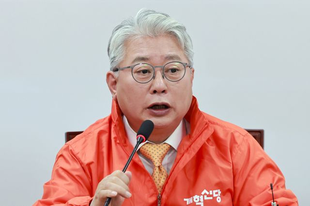 개혁신당 조응천 경기도지사 후보가 4일 국회에서 열린 최고위원회의에 참석해 발언하고 있다. 연합뉴스