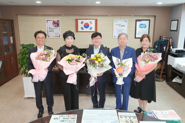 어버이날을 맞아 대통령 표창 등 22명에게 표창을 수여해 받은 이들이 기념 촬영을 하고 있다. 왼쪽부터 김양규, 정란순, 오광석 양평군수 권한대행, 이종인, 안삼순. 양평군 제공