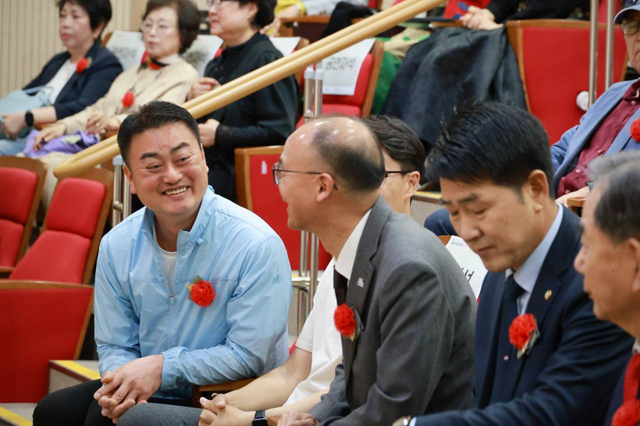 홍성규 진보당 경기도지사 후보가 8일 화성시 동탄노인복지관에서 열린 ‘2026 가정의달 행사 동탄가왕’ 행사에 참여하고 있다. 홍성규 후보 캠프 제공