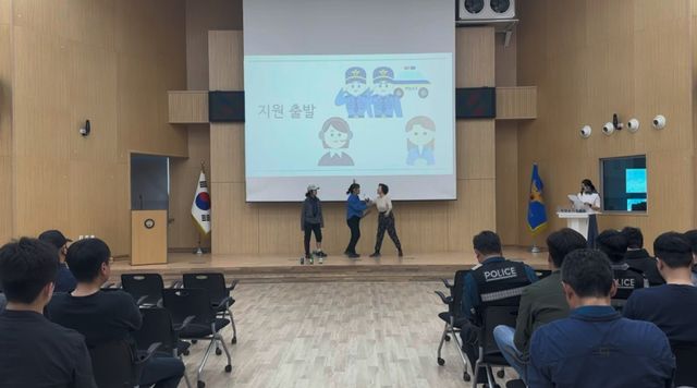 바로희망팀이 상황극 형식의 집체교육을 하고 있다. 부천시 제공