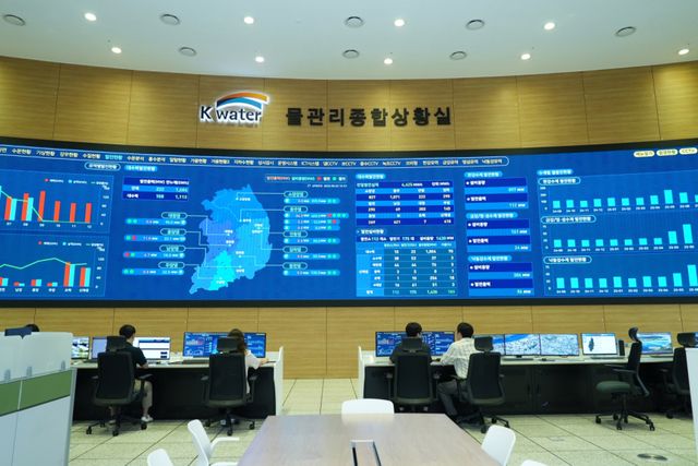 한국수자원공사가 국내 기업 가운데 처음으로 글로벌 RE100 목표를 공식 달성해 주목을 받고 있다. 사진은 물관리 종합상황실 전경. 한국수자원공사 제공