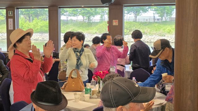 8일 아라뱃길 유람선에서 열린 초청공연 중 계양농협 조합원 어르신들이 음악에 맞춰 춤을 추고 있다. 장민재 기자