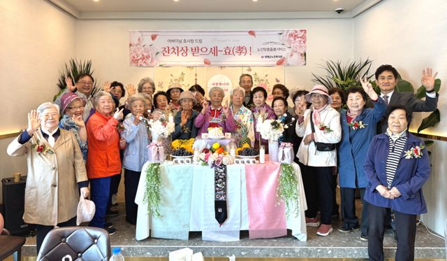 양평군노인복지관은 지난 7일 어버이날을 맞아 노인맞춤돌봄서비스 대상자 중 일부 어르신들을 모시고 ‘어버이날 효(孝)사랑 드림, 잔치상 받으세~효(孝’)‘ 행사를 진행했다. 양평군 제공