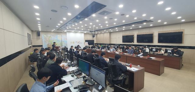 최근 김포시청 회의실에서 열린 ‘하천계곡 및 주변지역 불법시설정비 TF팀’ 운영회의에서 이석범 부시장이 회의를 주재하고 있다. 김포시 제공