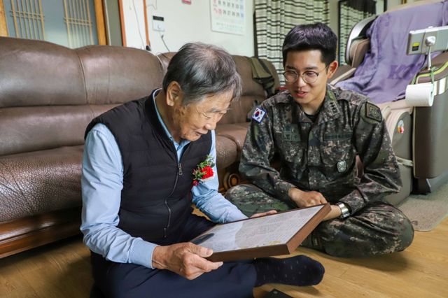 이현수 육군제2기갑여단 기갑수색중대장이 어버이날을 맞아 부대 창설 당시에 복무했던 박종석옹을 방문, 카네이션을 달아 주고 뜻깊은 시간을 갖고 있다. 육군제2기갑여단 제공