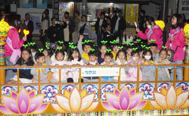 9일 수원특례시 팔달문-장안문 일대에서 열린 '2026 수원 연등회'에서 불자들과 시민들이 연등을 들고 행진하고 있다. 홍기웅기자