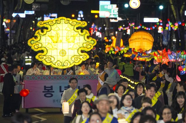 9일 수원특례시 팔달문-장안문 일대에서 열린 '2026 수원 연등회'에서 불자들과 시민들이 연등을 들고 행진하고 있다. 홍기웅기자