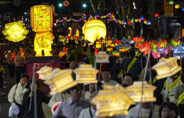 9일 수원특례시 팔달문-장안문 일대에서 열린 '2026 수원 연등회'에서 불자들과 시민들이 연등을 들고 행진하고 있다. 홍기웅기자