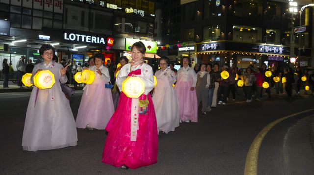 9일 수원특례시 팔달문-장안문 일대에서 열린 '2026 수원 연등회'에서 불자들과 시민들이 연등을 들고 행진하고 있다. 홍기웅기자