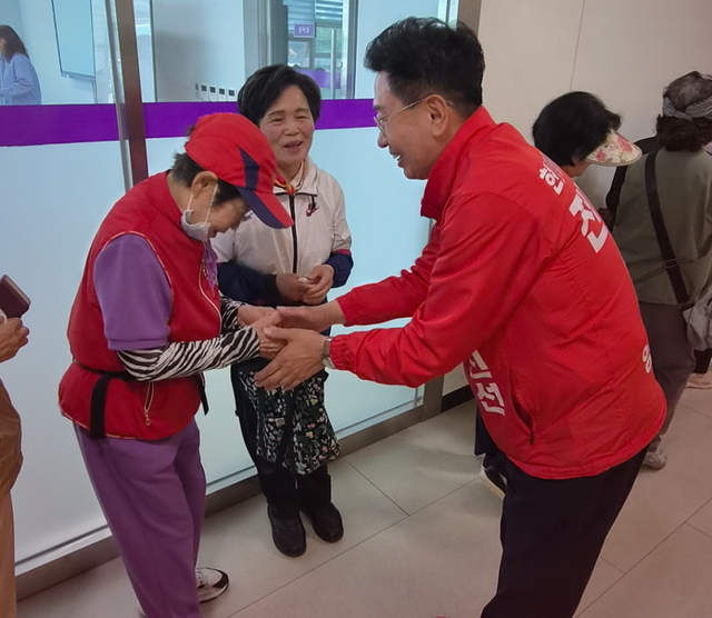 전진선 국민의힘 양평군수 후보가 지난 8일 어버이날을 맞아 열린 노인복지관 행사장에서 어르신들과 인사를 나누고 있다. 전진선 국민의힘 양평군수 후보 선거사무소 제공