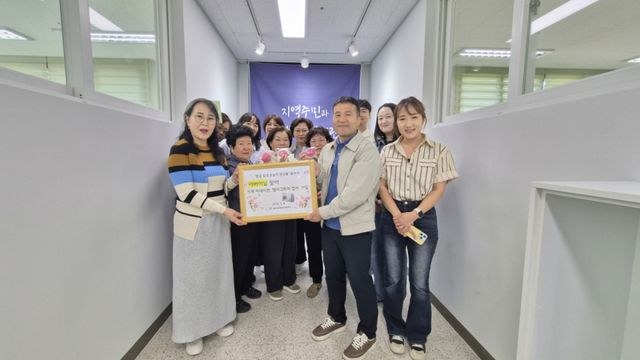 시흥시장곡종합사회복지관, 어버이날 맞이 카네이션 전달. 시흥시 제공