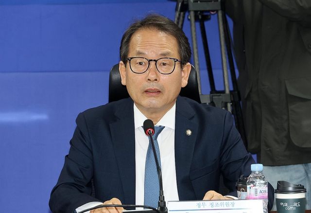 국회 정무위 소속 강준현 정조위원장이 19일 국회 의원회관에서 열린 이억원 금융위원장과의 당정 협의에서 인사말을 하고 있다. 연합뉴스