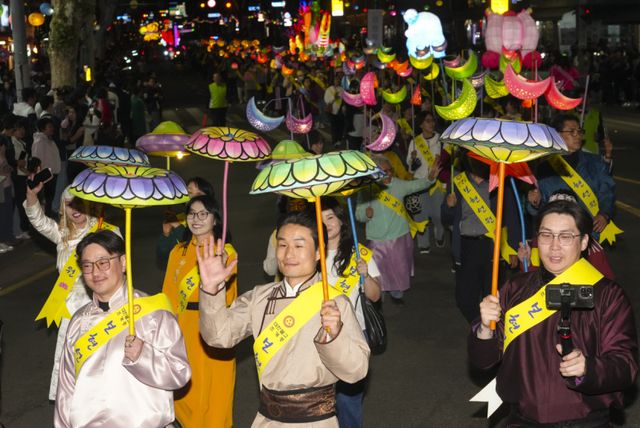 9일 수원특례시 팔달문-장안문 일대에서 열린 '2026 수원 연등회'에서 불자들과 시민들이 연등을 들고 행진하고 있다. 홍기웅기자