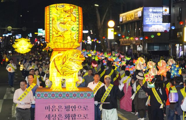 9일 수원특례시 팔달문-장안문 일대에서 열린 '2026 수원 연등회'에서 불자들과 시민들이 연등을 들고 행진하고 있다. 홍기웅기자