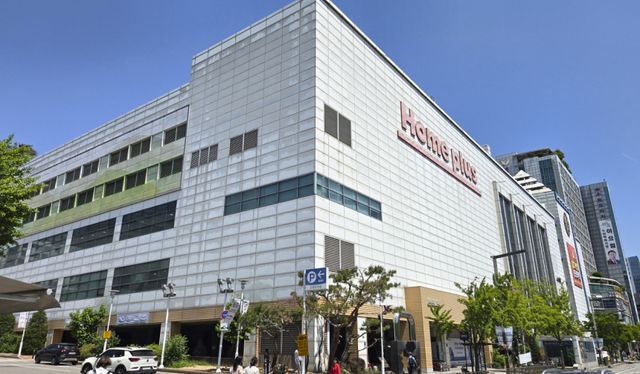 홈플러스가 상품 부족으로 인한 고객이탈과 매출 감소로 인해 10일부터 오는 7월 3일까지 전국 매장중 37개 매장의 영업이 잠정 중단하고 남은 67개 매장 중심으로 집중 운영에 들어간다. 사진은 이번 잠정중단에 포함된 홈플러스 동수원점에 잠정중단을 안내된 모습. 홍기웅기자