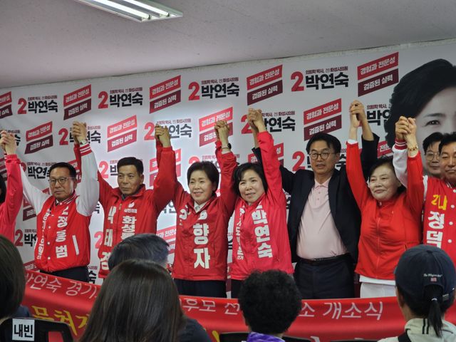 이홍근(민주)·박연숙(국힘) 경기도의원 예비후보와 김정주(국힘) 화성특례시의원 예비후보가 개소식을 열고 기념촬영을 하고 있다. 각 후보 선거사무소 제공