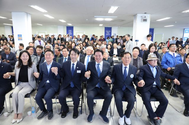 더불어민주당 최대호 안양시장 후보가 대규모 선거사무소 개소식을 열고 있다. 더불어민주당 최대호 안양시장 후보 선거사무소 제공