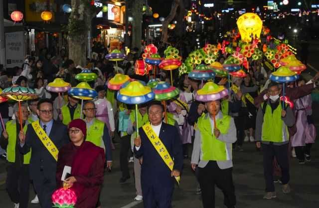 9일 수원특례시 팔달문-장안문 일대에서 열린 '2026 수원 연등회'에서 불자들과 시민들이 연등을 들고 행진하고 있다. 홍기웅기자