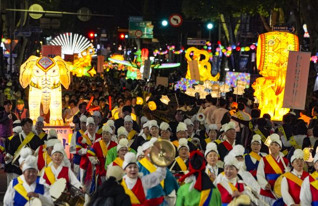 9일 수원특례시 팔달문-장안문 일대에서 열린 '2026 수원 연등회'에서 불자들과 시민들이 연등을 들고 행진하고 있다. 홍기웅기자