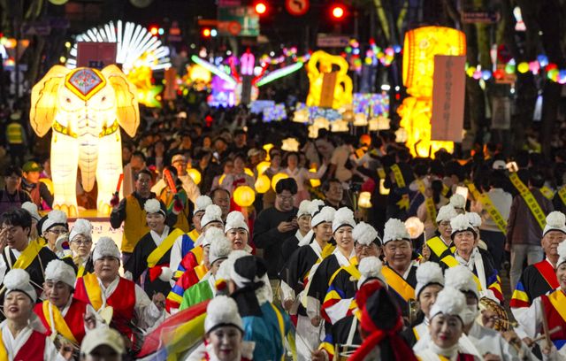9일 수원특례시 팔달문-장안문 일대에서 열린 '2026 수원 연등회'에서 불자들과 시민들이 연등을 들고 행진하고 있다. 홍기웅기자