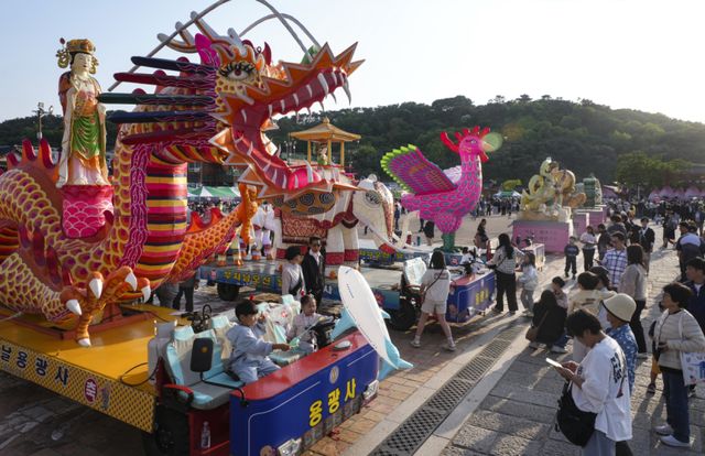 9일 수원특례시 화성행궁 광장에서 열린 '2026 수원 연등회'에서 불자들과 시민들이 연등과 함께 기념촬영을 하고 있다. 홍기웅기자
