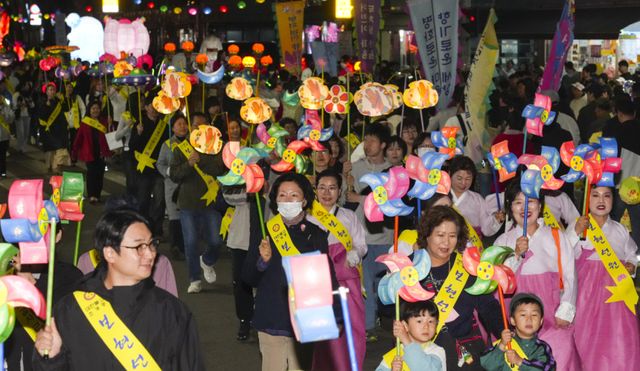 9일 수원특례시 팔달문-장안문 일대에서 열린 '2026 수원 연등회'에서 불자들과 시민들이 연등을 들고 행진하고 있다. 홍기웅기자