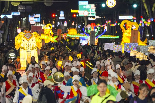 9일 수원특례시 팔달문-장안문 일대에서 열린 '2026 수원 연등회'에서 불자들과 시민들이 연등을 들고 행진하고 있다. 홍기웅기자