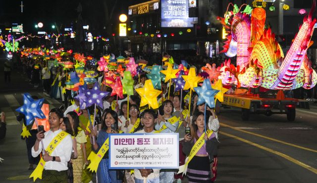 9일 수원특례시 팔달문-장안문 일대에서 열린 '2026 수원 연등회'에서 불자들과 시민들이 연등을 들고 행진하고 있다. 홍기웅기자