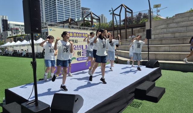 과천시민회관 야외광장에서 열린 제1회 청소년축제에서 참가자들이 멋진 공연을 펼치고 있다. 과천시 제공