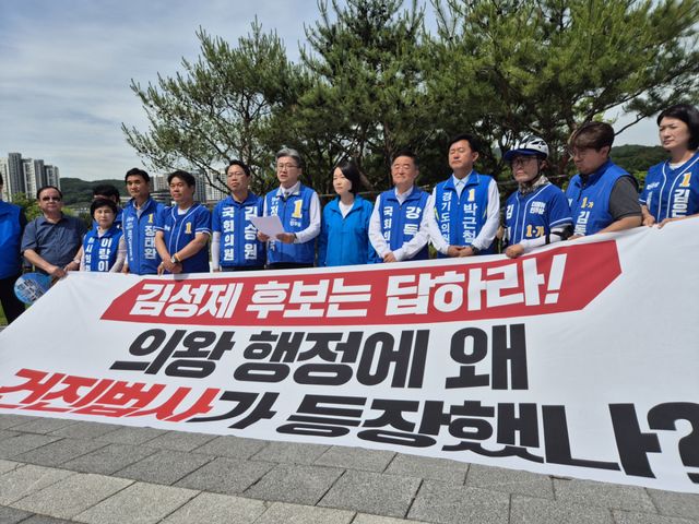 더불어민주당 정순욱 의왕시장 후보가 1일 의왕 무민공원에서 개최한 기자회견에서 회견문을 낭독하고 있다. 임진흥기자