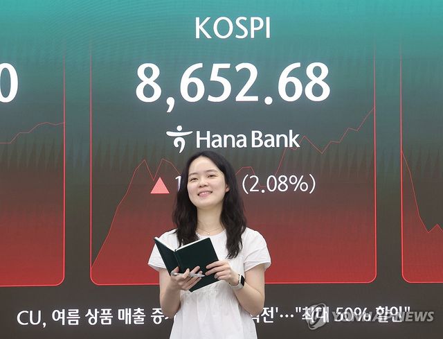 코스피가 상승 출발해 장중 사상 처음 8,600선을 넘어선 1일 서울 중구 하나은행 딜링룸에서 직원이 업무를 보고 있다. 연합뉴스