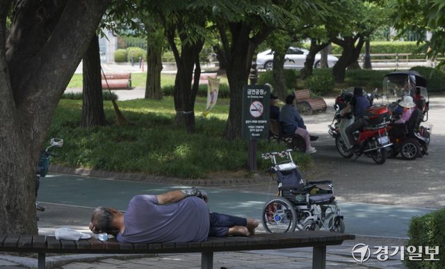 무더위 속 그늘에서 쉬는 어르신들 [포토뉴스]