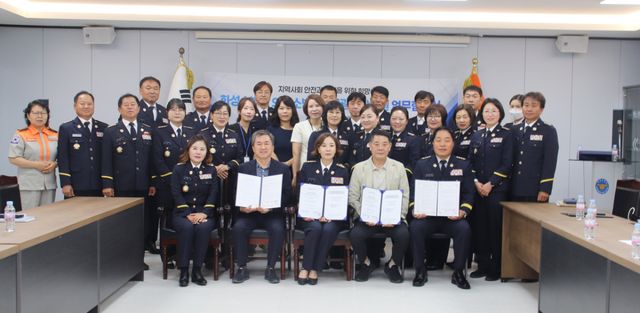 원광종합병원이 1일 오전 11시20분께 화성소방서 2층 소회의실에서 화성시 의용소방대 남성(16개대)·여성(10개대)연합회와 희망 동행 업무협약을 체결 후 기념 촬영을 하고 있다. 원광의료재단 제공