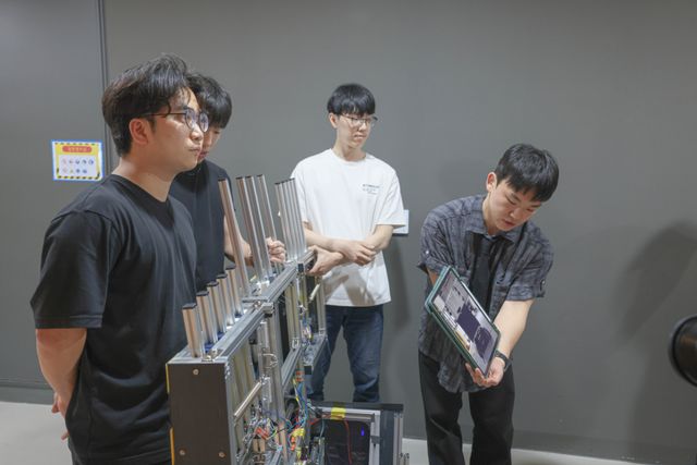 한양대 ERICA 로봇공학과는 카카오 데이터센터 안산에서 캡스톤 디자인을 통한 제작 로봇 시연에 성공했다. ERICA 제공