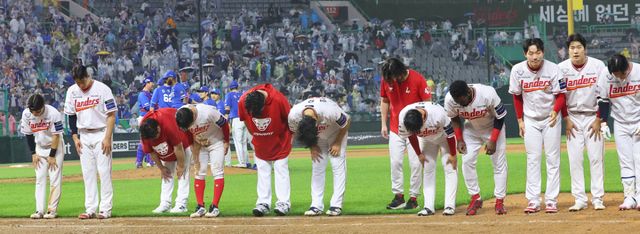 창단 첫 12연패 수렁에 빠진 SSG는 투타 동반 부진이 이어지며 반등 실마리를 찾지 못하고 있다.연합뉴스