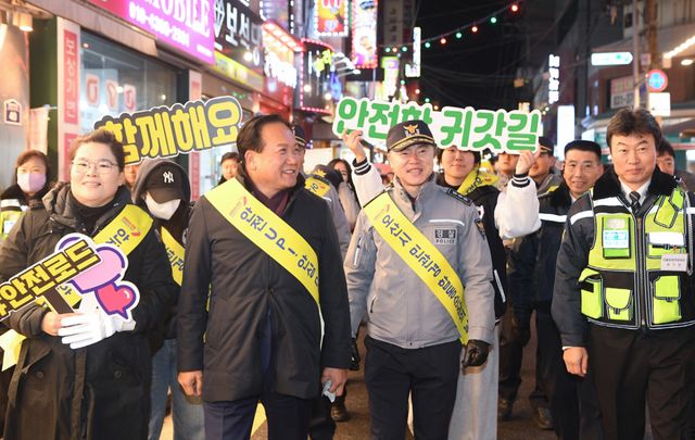 이권재 시장이 민관경 안심귀갓길 합동순찰을 하는 모습. 이권재 후보사무소 제공