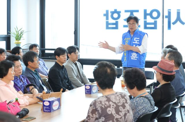 도성훈 인천시교육감 후보가 부개동 부개5구역 조합원들과 주민들에게 중학교 설립을 해결하겠다고 약속했다. 도성훈 인천시교육감 후보 선거 사무소 제공