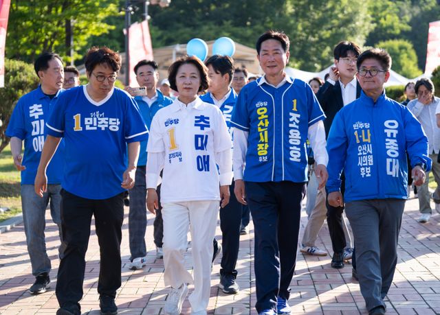 조용호 후보가 추미애 경기도지사 후보와 함께 고인돌공원을 둘러보고 있는 모습. 조용호 후보 사무소 제공