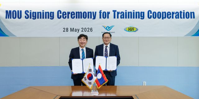 최근 인천국제공항공사 항공교육원 회의실에서 열린 ‘교육 협력을 위한 양해각서 협약식’에서 염상훈 인천공항공사 항공교육원장(왼쪽)과 부아카오 쿤파야 라오스 공공사업교통부 국장 대행이 협약서에 서명한 뒤 기념 촬영을 하고 있다. 공항공사 제공