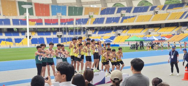 육상경기에서 입상한 선수들이 세리머니를 펼치고 있다. 파주시체육회제공