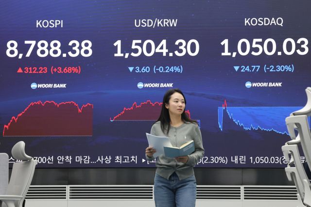 1일 서울 중구 우리은행 본점 딜링룸 현황판에 코스피, 원/달러 환율, 코스닥 지수가 표시돼 있다. 이날 코스피의 경우 전 거래일 대비 312.23p(3.68%) 오른 8,788.38로 마감했다. 연합뉴스