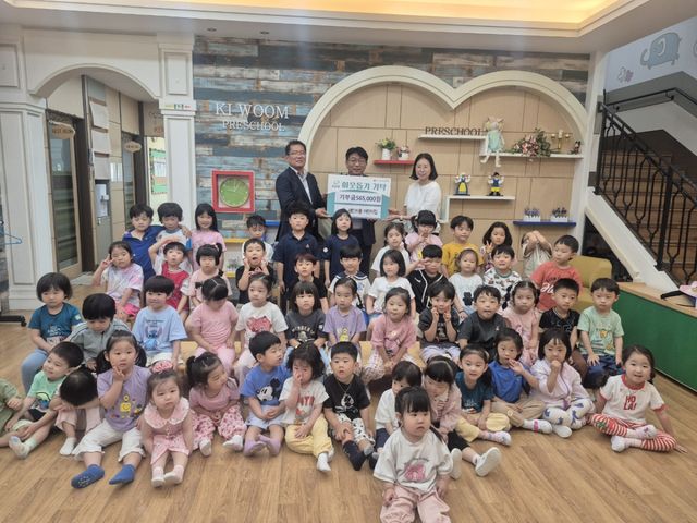 세인트폴 어린이집 김미현 원장은 9일 바자회를 통해 마련한 이웃돕기 성금을 광주시 광남1동 행정복지센터에 기탁했다. 광주시 제공