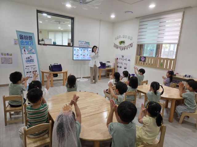 양평군은 6월8일부터 26일까지 관내 국공립 어린이집 9개소를 대상으로 찾아가는 감염병 예방교육 ‘감염병 아웃(OUT), 건강습관 인(IN)’을 운영한다. 양평군 제공