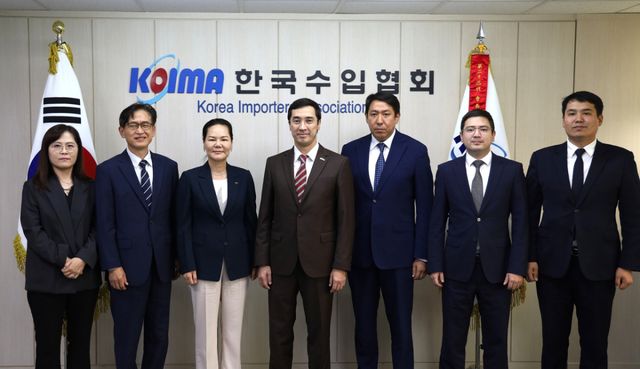 아세트 이세날리(Asset ISSENALI) 주한 카자흐스탄 대사가 한국수입협회를 예방한 뒤 기념사진을 촬영하고 있다. 왼쪽에서 세번째 윤영미 한국수입협회장, 네번째 아세트 이세날리 대사. 한국수입협회 제공