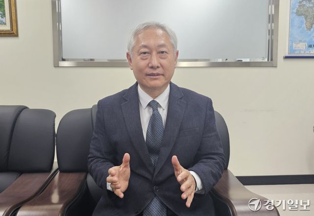엄재철 ㈜한국쿠제 대표(경기도외국인투자협의회 회장)가 경기일보와의 인터뷰에서 밝게 웃고 있다. 윤동현기자