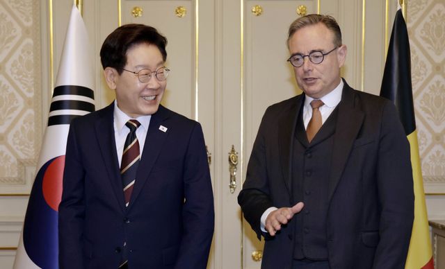 이재명 대통령과 바르트 더 베버르 벨기에 총리가 10일(현지시간) 브뤼셀 총리관저 정상회담장에서 인사 후 자리로 향하고 있다. 연합뉴스